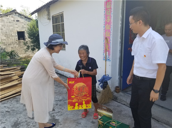 中秋佳节到 慰问进家门——市城投集团领导走访慰问贫困户