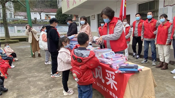 市城投集团开展“党建引领学雷锋，志愿服务展风采”送温暖活动